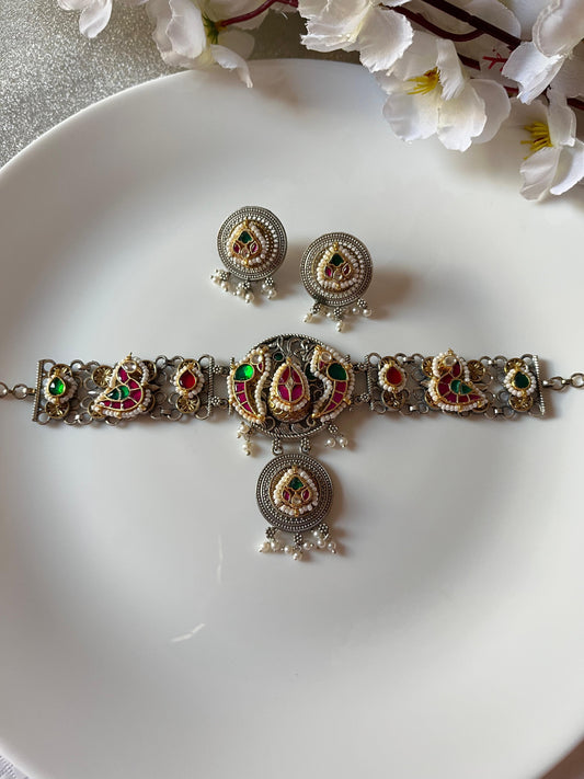 Maharani Charm: Handcrafted Kundan Set